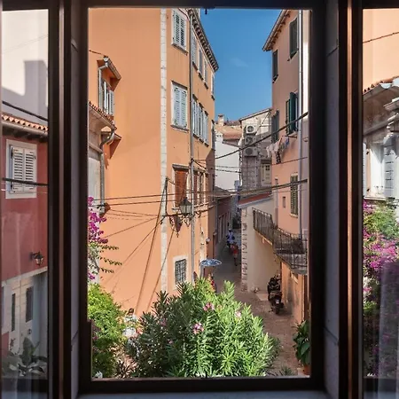 In Mit Terrasse Und Meerblick רוביני